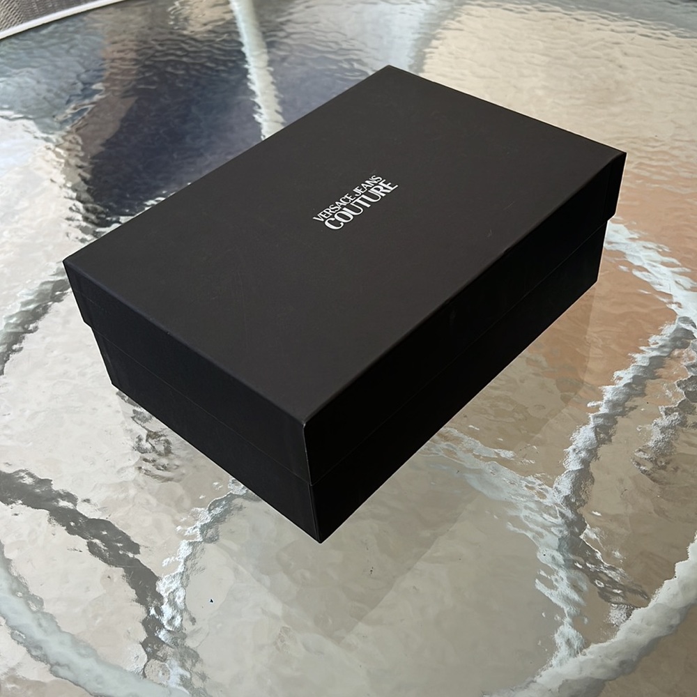💯Authentic Versace Jeans Couture shoe box 🎁